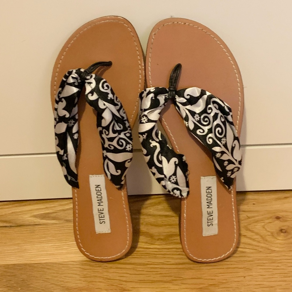 Steve Madden Black and White Sandals Size 8
